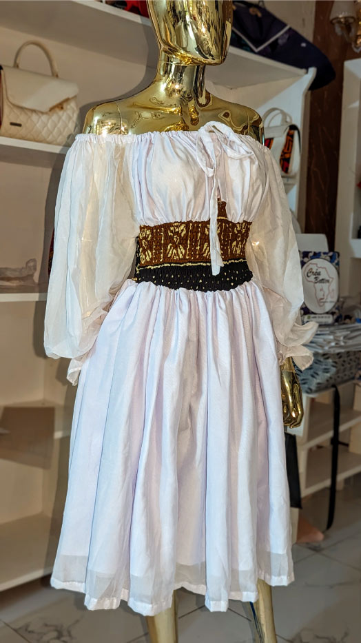 Robe en mousseline longue et de couleur blanche